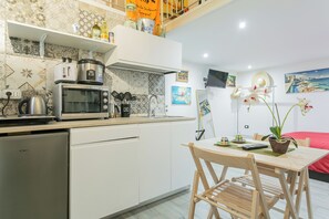 Departamento | Cocina privada | Tetera eléctrica y comedor 