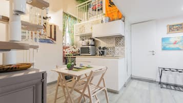 Appartement | Cuisine privée | Bouilloire électrique, tables à manger