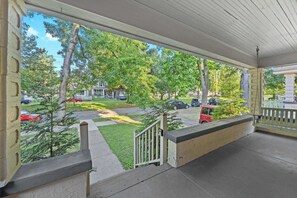 Property grounds - Cozy Home | Walk to Churchill & Cardinal Stadium! (Louisville)