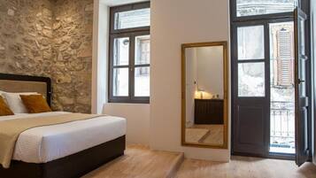 Superior Studio Suite, Balcony | Iron/ironing board, free WiFi, bed sheets