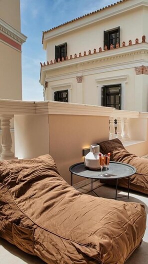 Tabla de planchar con plancha, wifi gratis y ropa de cama