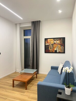 Smart TV, books - Modern B&b Right in the Center of Pompei (Pompei)