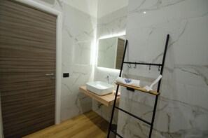 Shower, hair dryer, bidet, towels - Modern B&b Right in the Center of Pompei (Pompei)