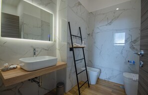 シャワー、ヘアドライヤー、ビデ、タオル