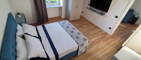 1 bedroom, desk, free WiFi, bed sheets