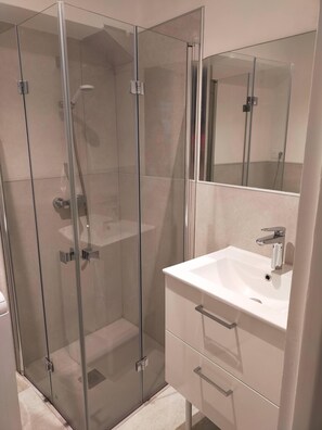 Dusche, Haartrockner, Handtücher, Seife