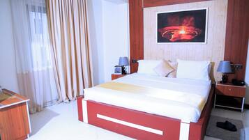 Minibar, brankas, meja kerja, dan ruang kerja ramah laptop