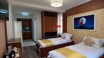 Kamar Twin Standar, pemandangan kota | Minibar, brankas, meja kerja, dan ruang kerja ramah laptop