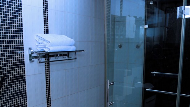 مجففات شعر، خف للقدمين، مناشف، صابون
