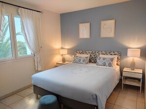 4 bedrooms, desk, iron/ironing board, travel cot