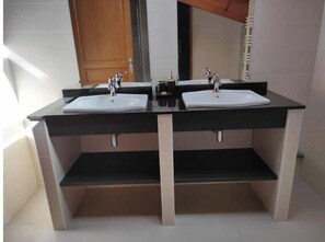 Douche, sèche-cheveux, bidet, serviettes fournies