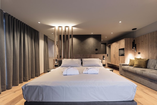 Luxury Studio Suite, Mountain View | Premium bedding, down comforters, memory foam beds, minibar