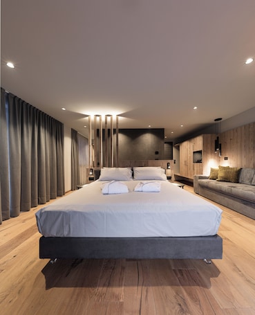 Luxury Studio Suite, Mountain View | Premium bedding, down comforters, memory foam beds, minibar
