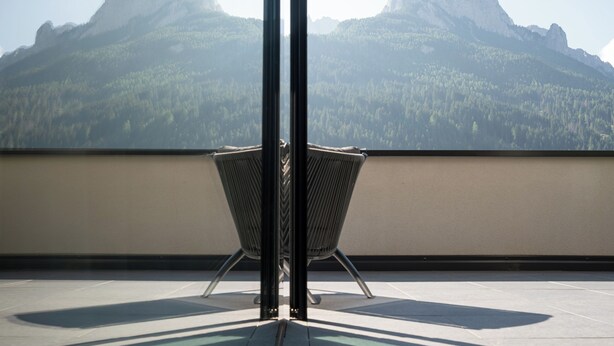 A balcony with a view of a mountain. - Dolomiti Exclusive your mountain suite (San Giovanni di Fassa)