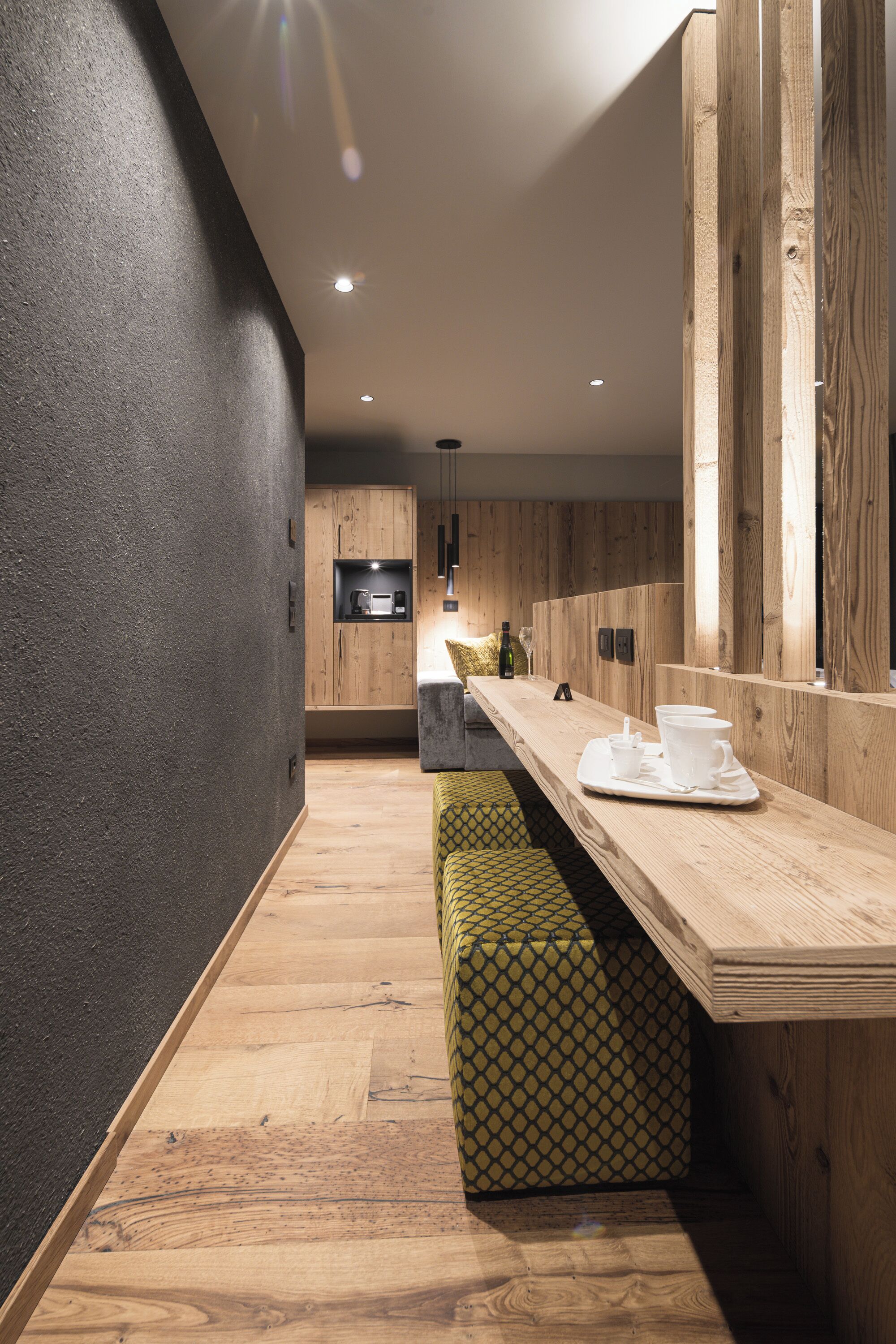 Una cucina moderna con mobili e piano di lavoro in legno, e una panca.
