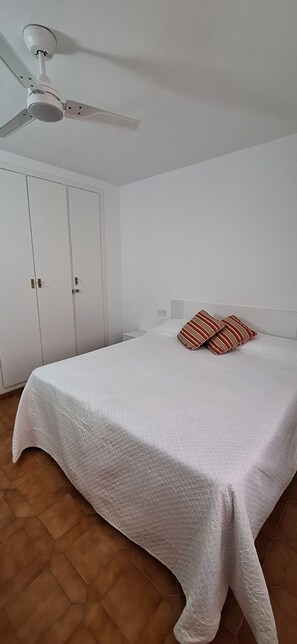 2 bedrooms, iron/ironing board, bed sheets