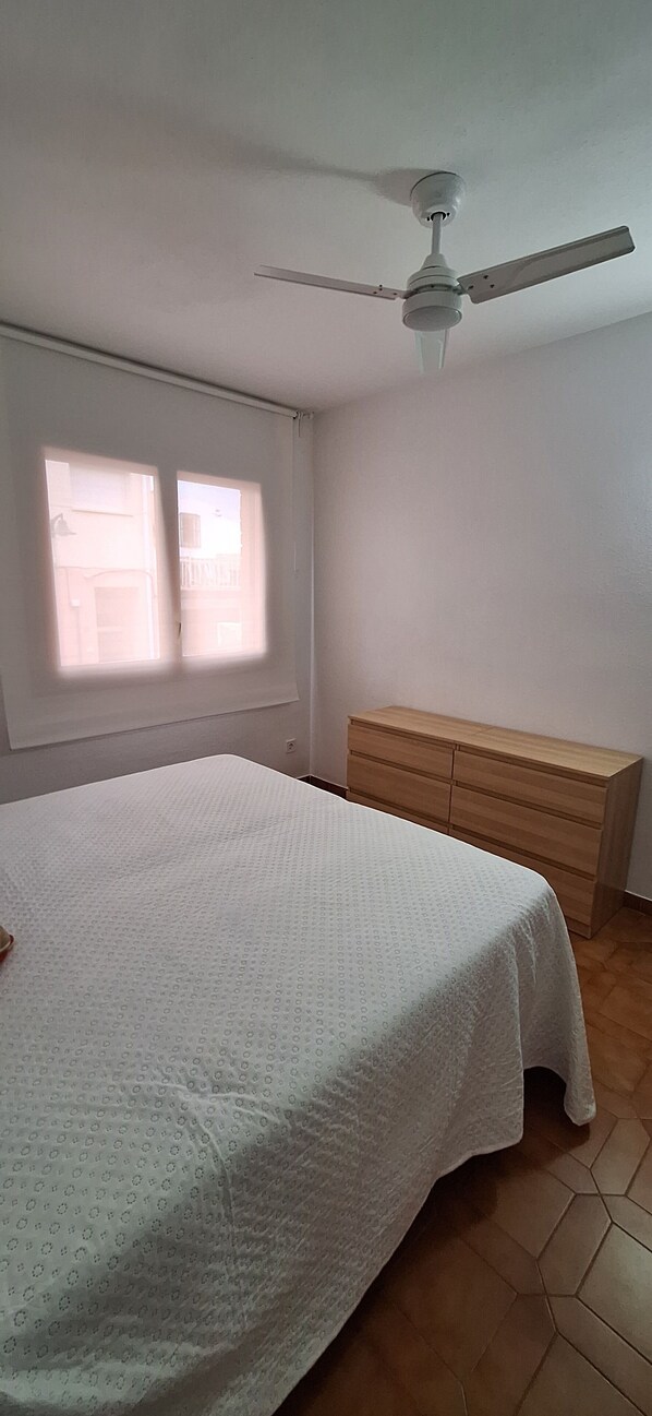 2 bedrooms, iron/ironing board, bed sheets