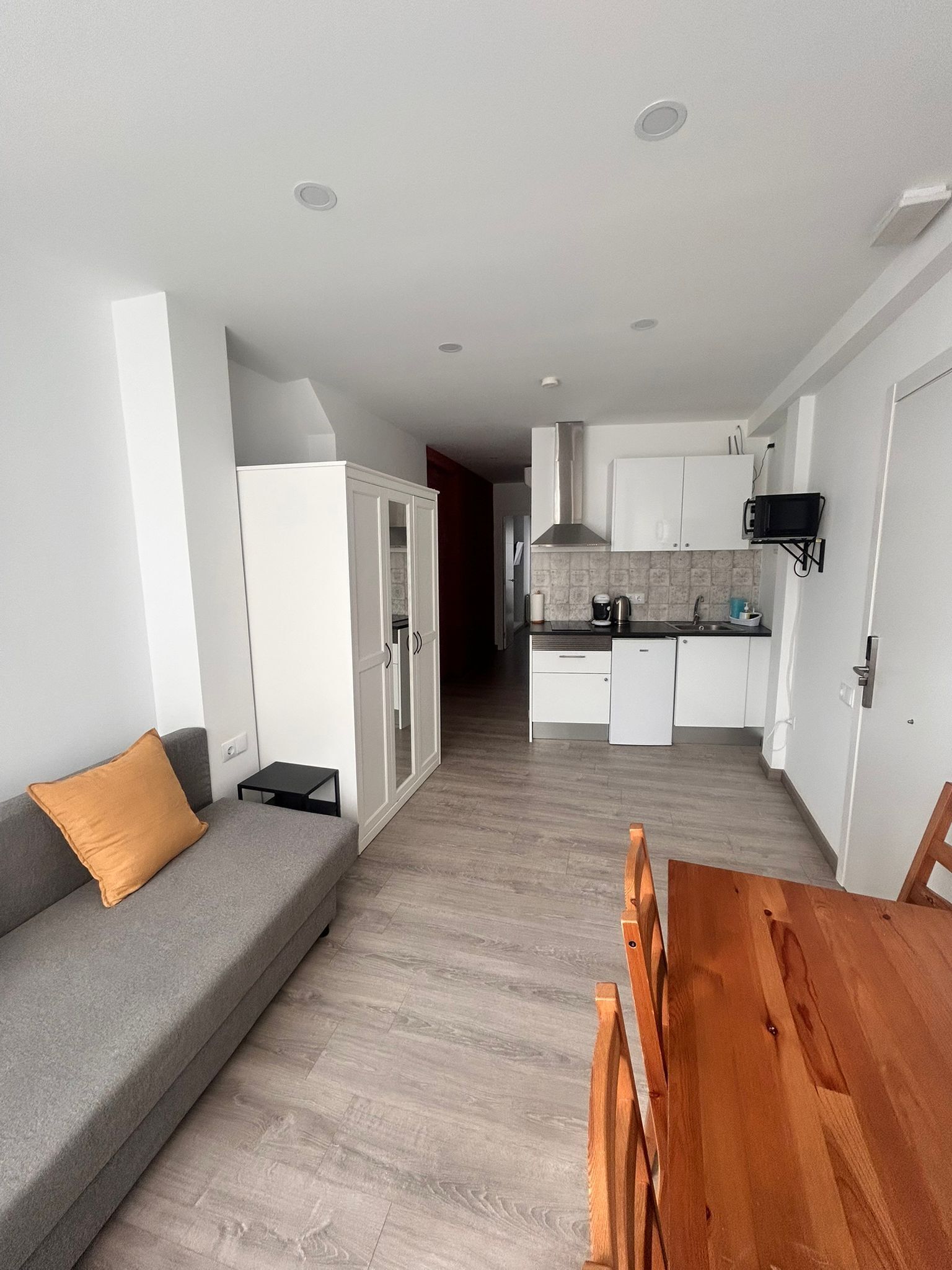Departamento Confort | Área de sala de estar | Smart TV de 37 pulgadas con canales digitales 