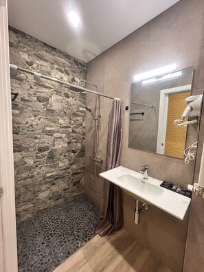 Classic Apartment | Bilik Mandi | Pancuran mandi, kelengkapan dandanan diri percuma, pengering rambut 