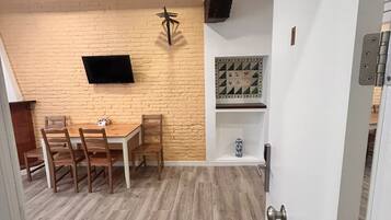 Classic-Apartment | Wohnbereich | 37-Zoll-Smart-TV mit Digitalempfang