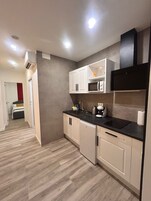 Classic Apartment | Private kitchen | Stovetop, cookware/dishes/utensils, cleaning supplies, lobster pot