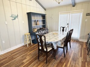 Dining - Reel Relaxn - Beach Access - Island Realty (Grand Isle)