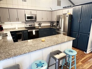 冷蔵庫、電子レンジ、オーブン、コンロ