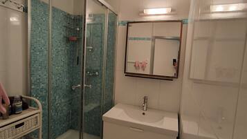 Douche, serviettes fournies, savon, papier toilette