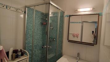 Douche, serviettes fournies, savon, papier toilette