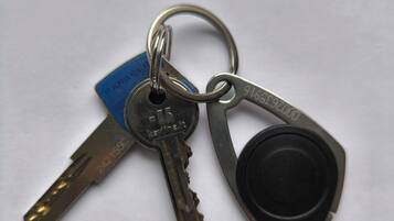 Douche, serviettes fournies, savon, papier toilette