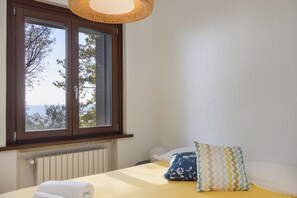 4 bedrooms, iron/ironing board, WiFi, bed sheets