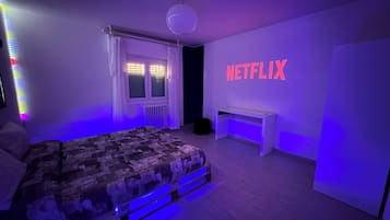 1 habitación, escritorio, tabla de planchar con plancha y cuna de viaje