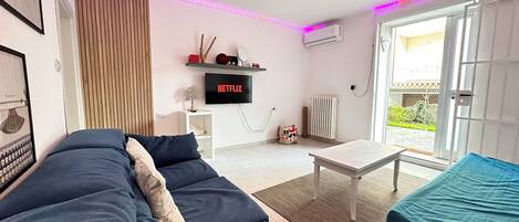 1 soverom, skrivebord, strykejern/-brett og reiseseng for barn