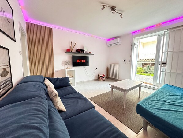 1 soverom, skrivebord, strykejern/-brett og reiseseng for barn