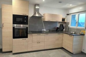 Kühlschrank, Mikrowelle, Ofen, Geschirrspüler