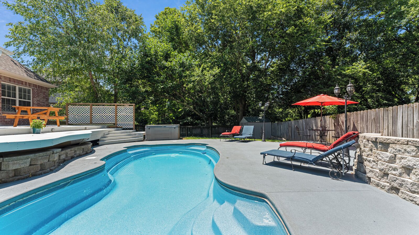 Forget your worries in this spacious and serene space