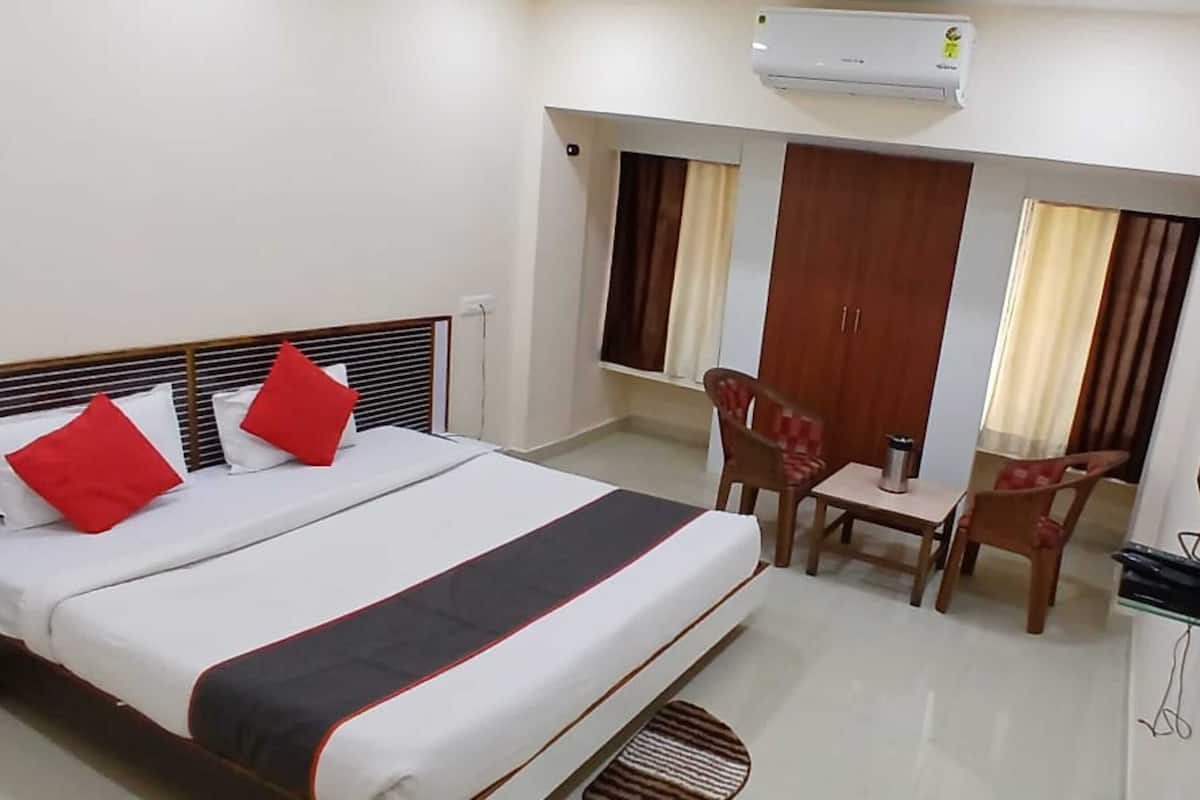 Deluxe Room | 1 bedroom, in-room safe, desk, laptop workspace