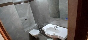 Deluxe-Zimmer | Badezimmer | Dusche, Handtücher