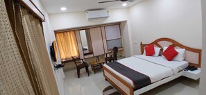 Caja de seguridad en la habitación y escritorio 