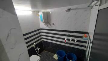 Douche, serviettes fournies, savon, shampoing