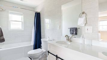 Douche, séchoir à cheveux, serviettes fournies, shampooing