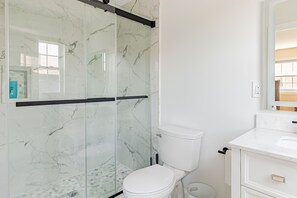 Douche, sèche-cheveux, serviettes fournies, savon