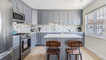 Geladeira, micro-ondas, fogão, cooktop