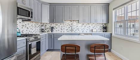Frigorífico, microondas, horno y placa de cocina