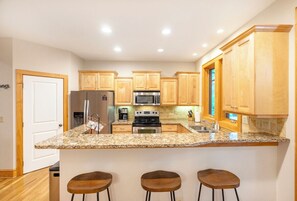 Opvaskemaskine, kaffe-/temaskine, køkkentøj/tallerkener/redskaber