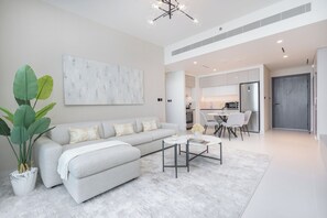 Departamento de lujo, balcón, vista al mar | Área de sala de estar | Smart TV de 50 pulgadas con canales por cable 