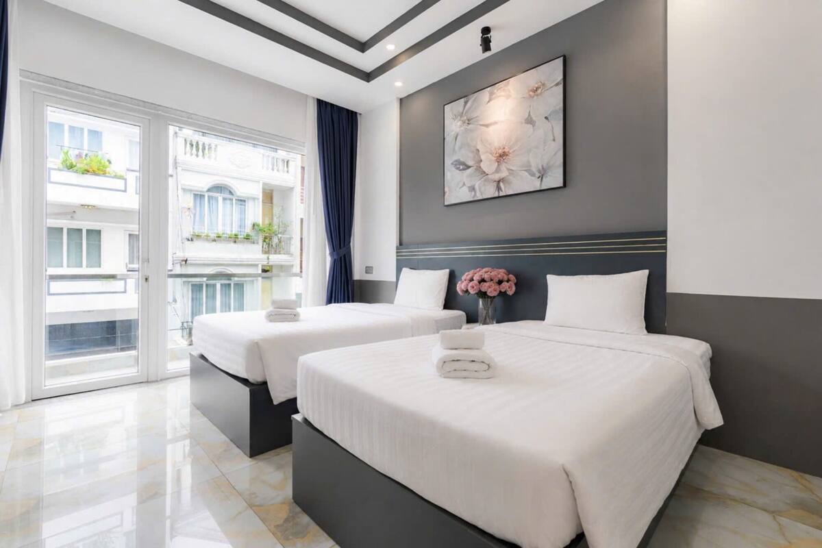 Premium Room with Balcony and AC | Bộ đồ giường cao cấp, chăn bông, minibar, bàn 