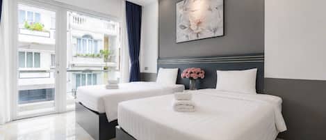 Kamar Double atau Twin Deluks, balkon | Seprai premium, selimut bulu angsa, minibar, dan meja kerja