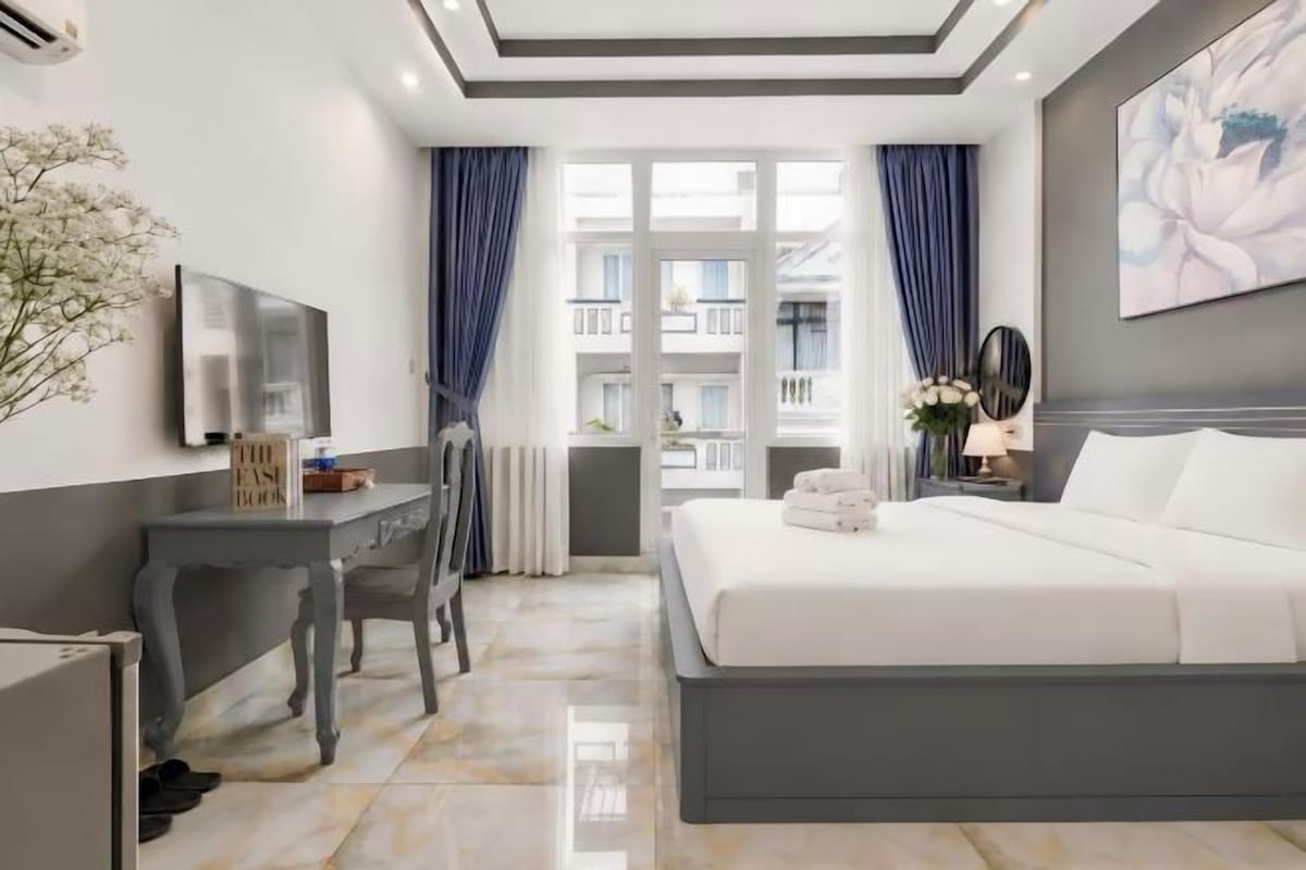Luxe beddengoed, donsdekens, een minibar, een bureau