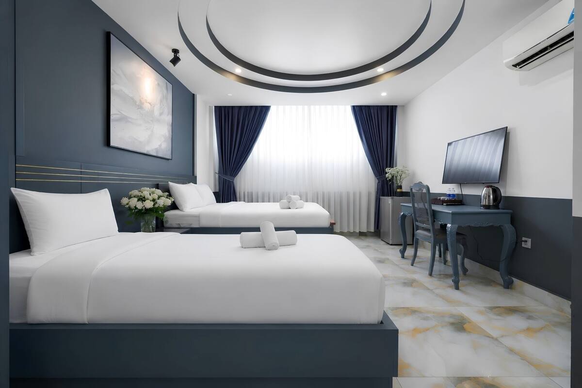 Family Triple Limited View | Bộ đồ giường cao cấp, chăn bông, minibar, bàn 